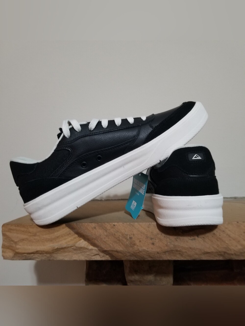 NEW! Reef Men's Black Low-Top Leather Sneakers with White Sole Sz 11 - Picture 8 of 10